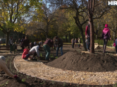 Gyerekek kerti munkálatai az Érzékelések kertjében