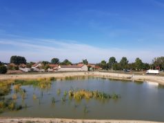 Kömpöc Község Önkormányzata pályázatot nyújtott be a TOP-2.1.3-16Települési környezetvédelmi infrastruktúra-fejlesztések című felhívásra. A 60 millió forintos, vissza nem térítendő Európai Uniós forrás keretében a tározó a szabadidőpark tőszomszédságában került kialakításra