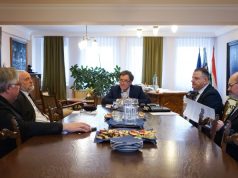 AZ EGYHÁZAK VEZETŐI TETTEK LÁTOGATÁST A VÁRMEGYEHÁZÁN