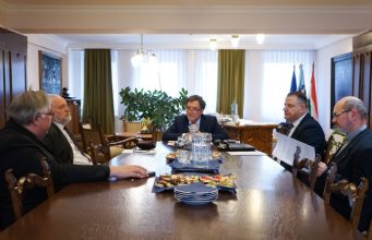 AZ EGYHÁZAK VEZETŐI TETTEK LÁTOGATÁST A VÁRMEGYEHÁZÁN