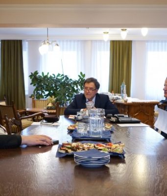 AZ EGYHÁZAK VEZETŐI TETTEK LÁTOGATÁST A VÁRMEGYEHÁZÁN