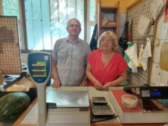 Varga Lászlót és feleségét, Marikát, minden piacra rendszeresen járó ember ismeri. A Budai utcaipiaccsarnokban található Zöldség-Gyümölcs üzletüket már évtizedek óta vezetik.