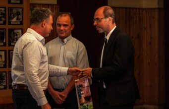700 év nyomában