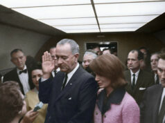 JOHN F. KENNEDY ELNÖK MEGGYILKOLÁSÁNAK 60. ÉVFORDULÓJA ALKALMÁBÓL RENDKÍVÜLI TÖRTÉNELMI SOROZATTAL EMLÉKEZIK MEG A TRAGIKUS ESEMÉNYEKRŐL A NATIONAL GEOGRAPHIC