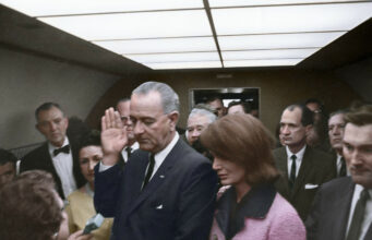 JOHN F. KENNEDY ELNÖK MEGGYILKOLÁSÁNAK 60. ÉVFORDULÓJA ALKALMÁBÓL RENDKÍVÜLI TÖRTÉNELMI SOROZATTAL EMLÉKEZIK MEG A TRAGIKUS ESEMÉNYEKRŐL A NATIONAL GEOGRAPHIC