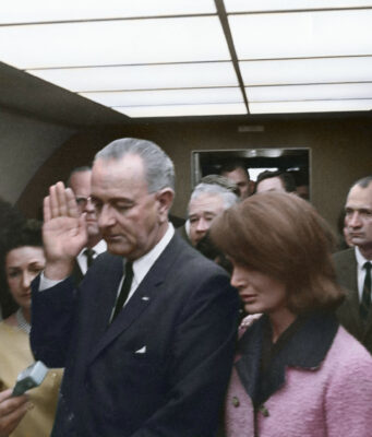 JOHN F. KENNEDY ELNÖK MEGGYILKOLÁSÁNAK 60. ÉVFORDULÓJA ALKALMÁBÓL RENDKÍVÜLI TÖRTÉNELMI SOROZATTAL EMLÉKEZIK MEG A TRAGIKUS ESEMÉNYEKRŐL A NATIONAL GEOGRAPHIC