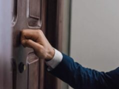 „MEGINT JŐNEK, KOPOGTATNAK…”