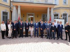 A Neumann János Egyetem H2 (hidrogénhajtású) járműve a Neumann-házban