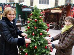 Advent Mesevárosa a kecskeméti városháza díszudvarán