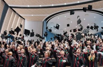 Rekordszámú hallgató vehette át diplomáját a Neumann János Egyetemen