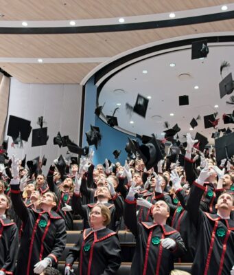 Rekordszámú hallgató vehette át diplomáját a Neumann János Egyetemen