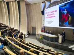 A tudomány ünnepe Kecskeméten: Karikó Katalin a Neumann János Egyetemre látogat