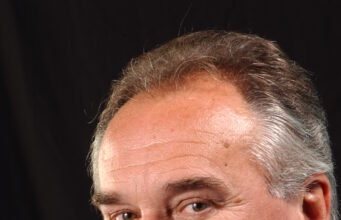 In memoriam A város, amelyet szolgált, most fejet hajt