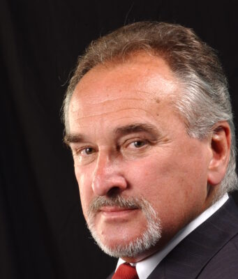 In memoriam A város, amelyet szolgált, most fejet hajt