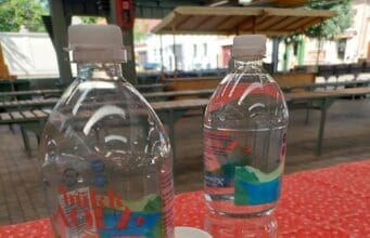 Hűsítő ivóvízzel segíti a piacozókat a Kecskeméti Piac a rendkívüli hőségben