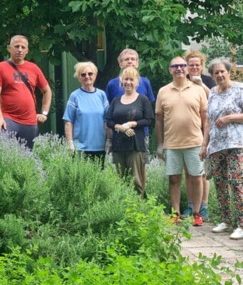 Tavaszzáró nagytakarítás és virágültetés az Érzékelések kertjében