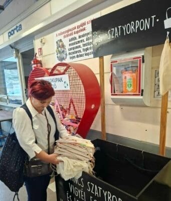Cédrus-textilzsákok segítik a környezettudatos vásárlást a Budai utcai piacon